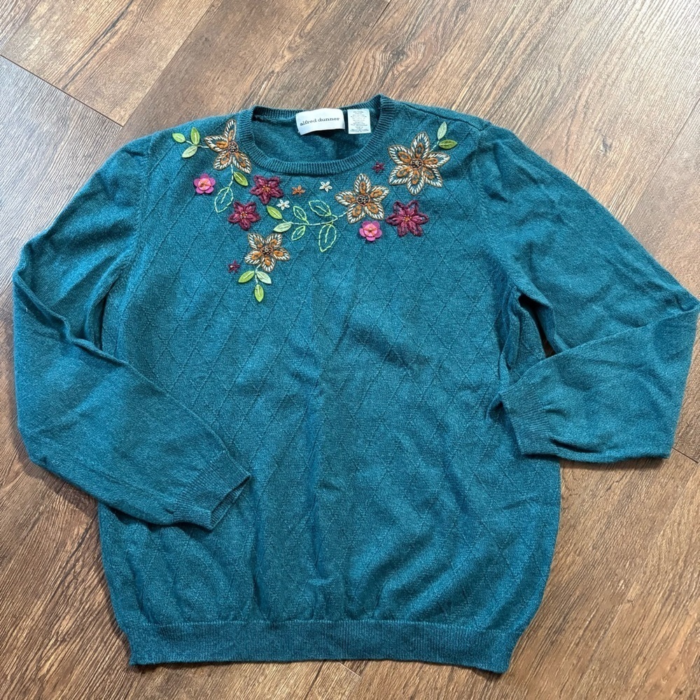 VTG Alfred Dunner floral embroidered crewneck sweater